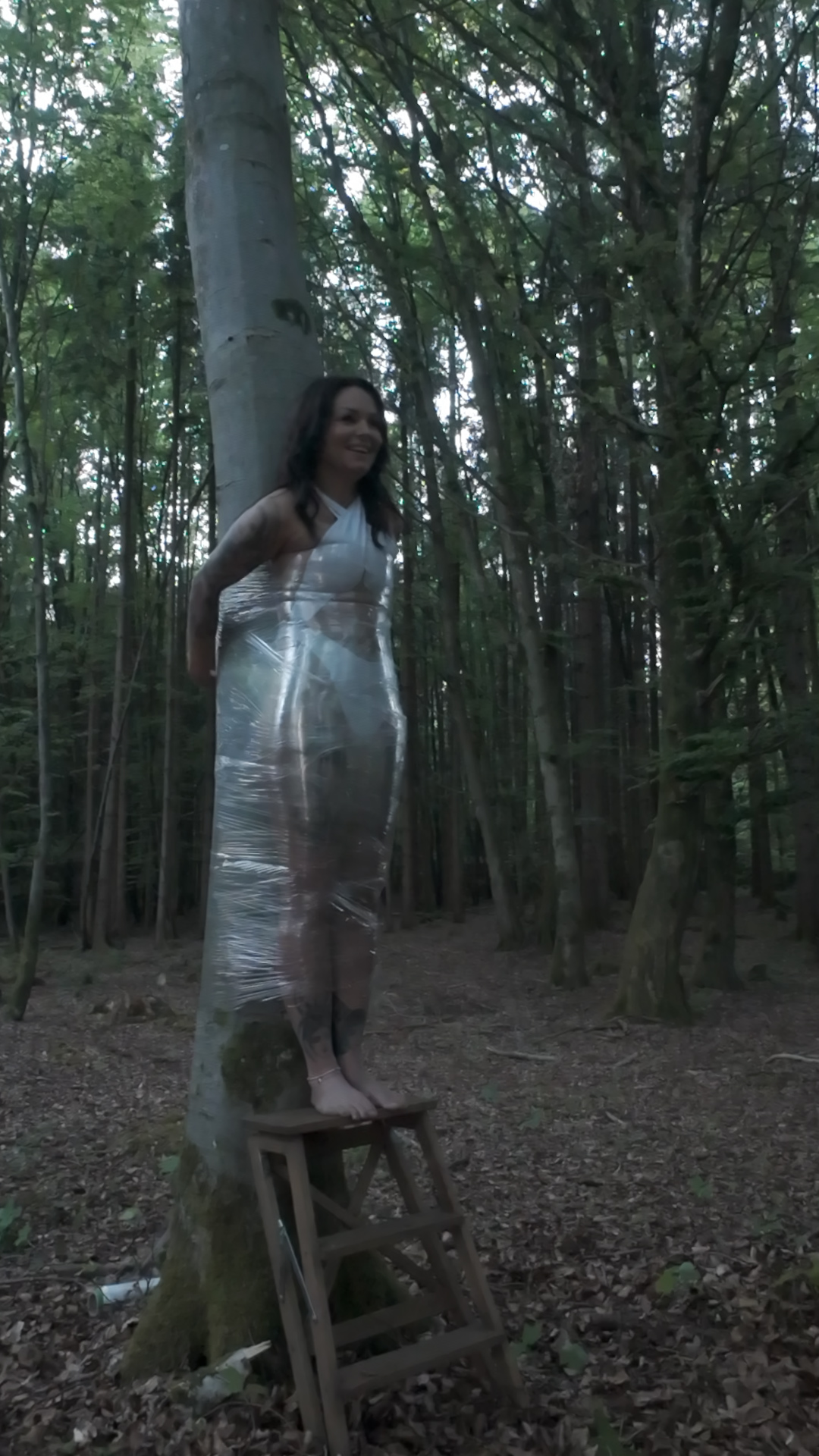bts Fotoshooting Traunstein Model mit Frischhaltefolie an Baum