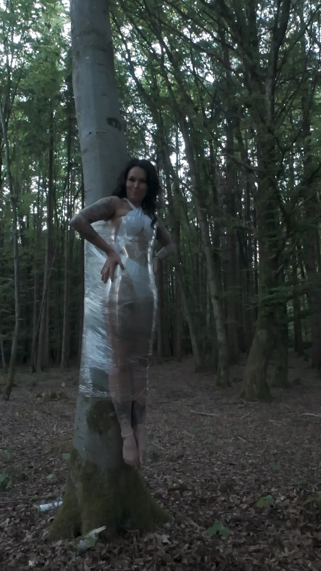 bts Fotoshooting Traunstein Model mit Frischhaltefolie an Baum
