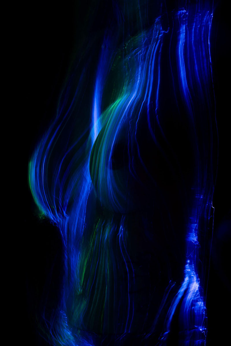 Intensive künstlerische Aktfotografie mit komplexen blau-grünen Lichtstrukturen am Frauenkörper, Fotograf Traunstein