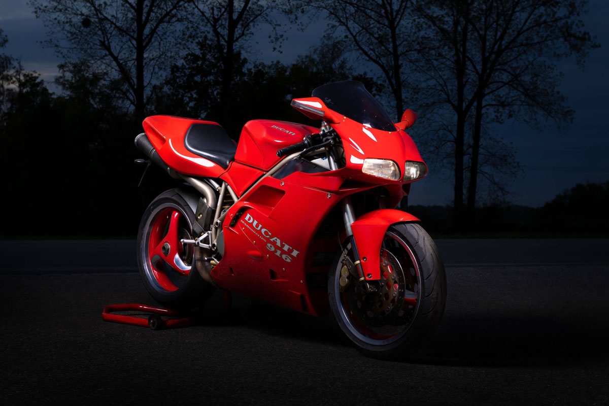 rote Ducati 916 in der Nacht fotografiert