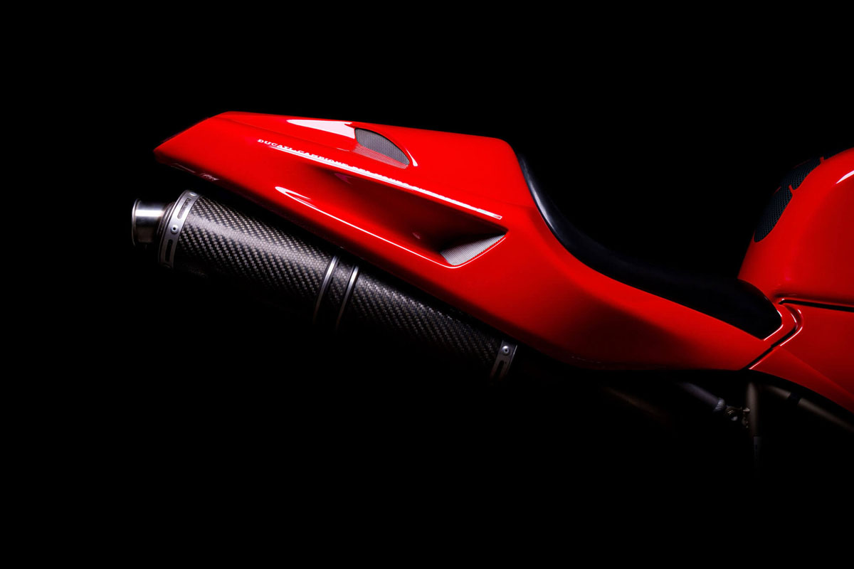 Motorradfotografie von roter Ducati 916 vor schwarzem Hintergrund