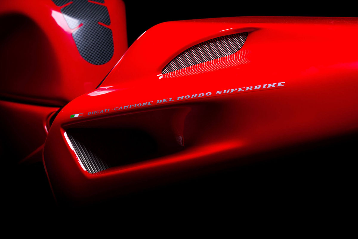 Detailfoto einer roter Ducati 916 vor schwarzem Hintergrund