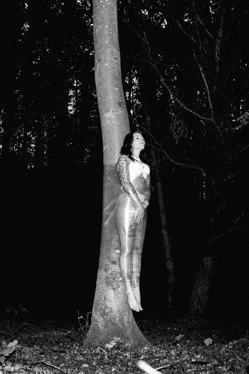 Meditative Porträtfotografie Chiemsee - Spirituelle Waldaufnahmen Bayern Zweite Perspektive der kontemplativen Waldszene - künstlerische Porträtfotografie mit meditativer Ausstrahlung