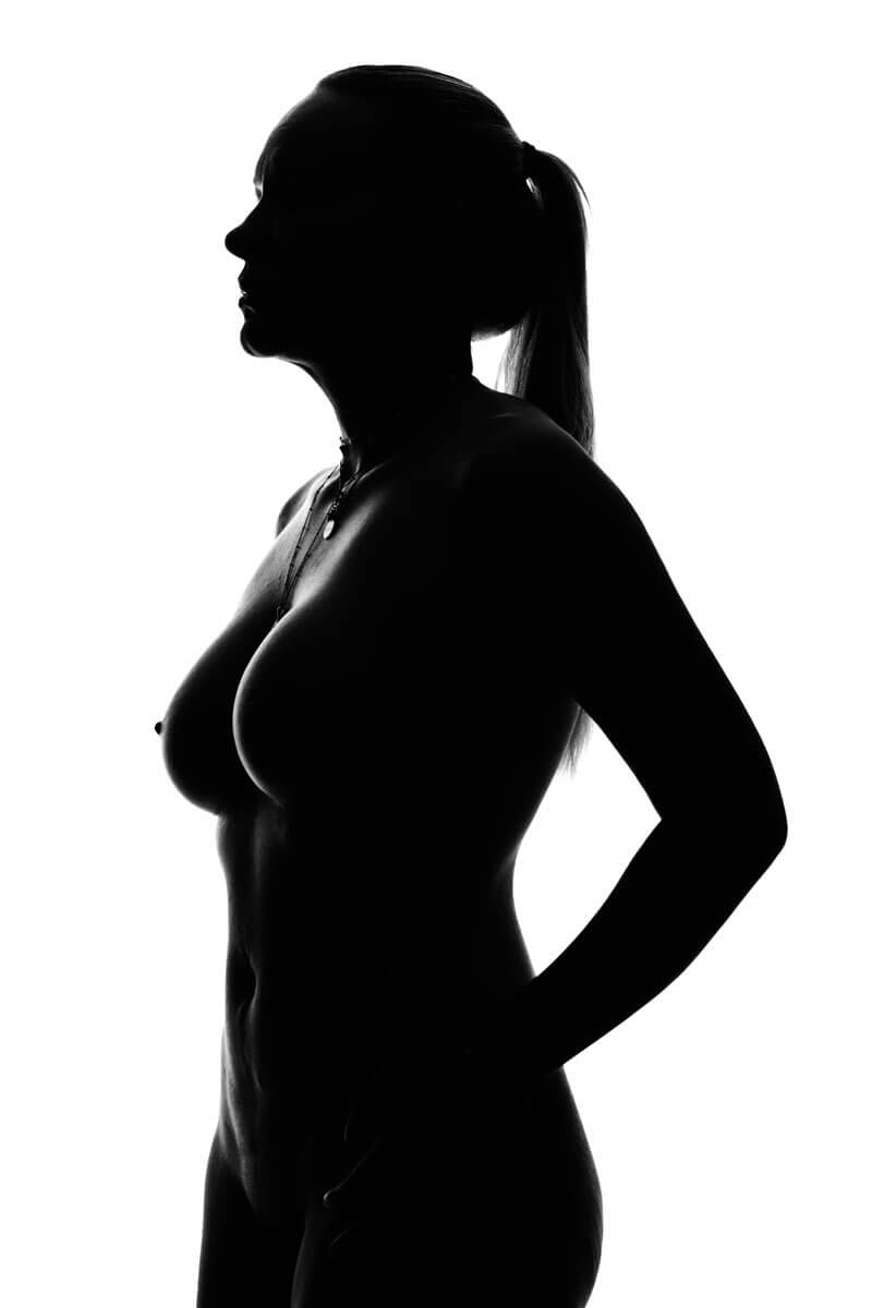 Elegante Silhouette Portrait - Eddy Hochlechner Fotograf Traunstein Künstlerische Silhouette einer Frau im Profil, schwarz-weiß