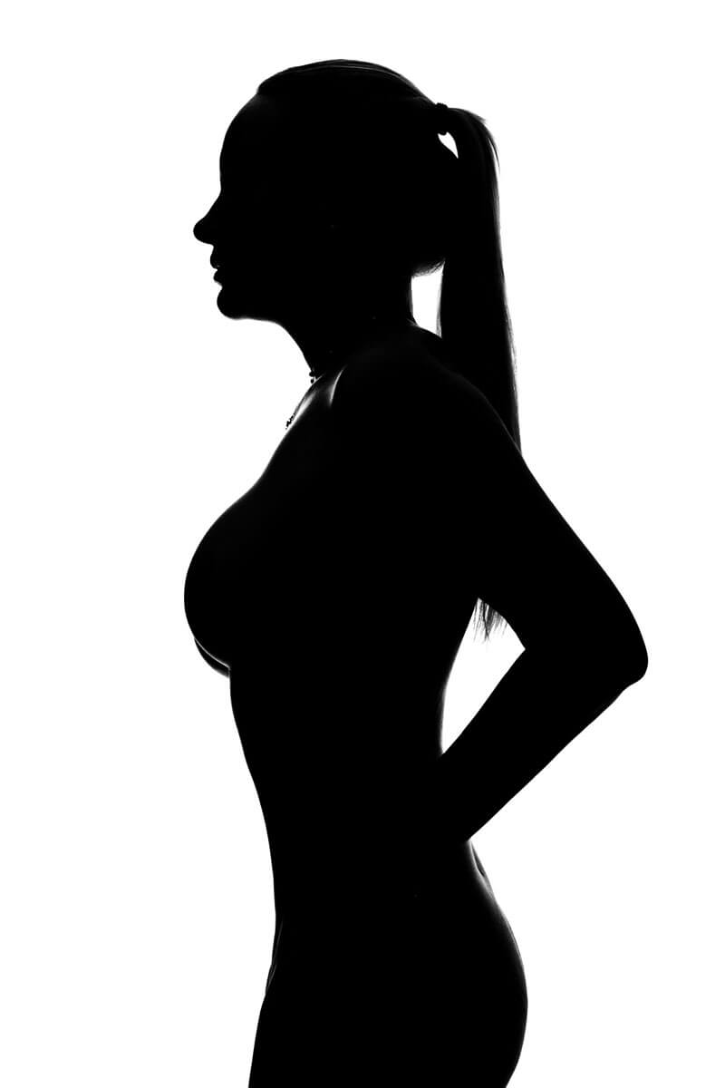 Ästhetische Körpersilhouette - Chiemgau Fotografie Eddy Hochlechner Stilvolle Silhouette Fotografie einer stehenden Frau, professionelle schwarz-weiß Aufnahme von Fotograf Eddy Hochlechner Chiemsee