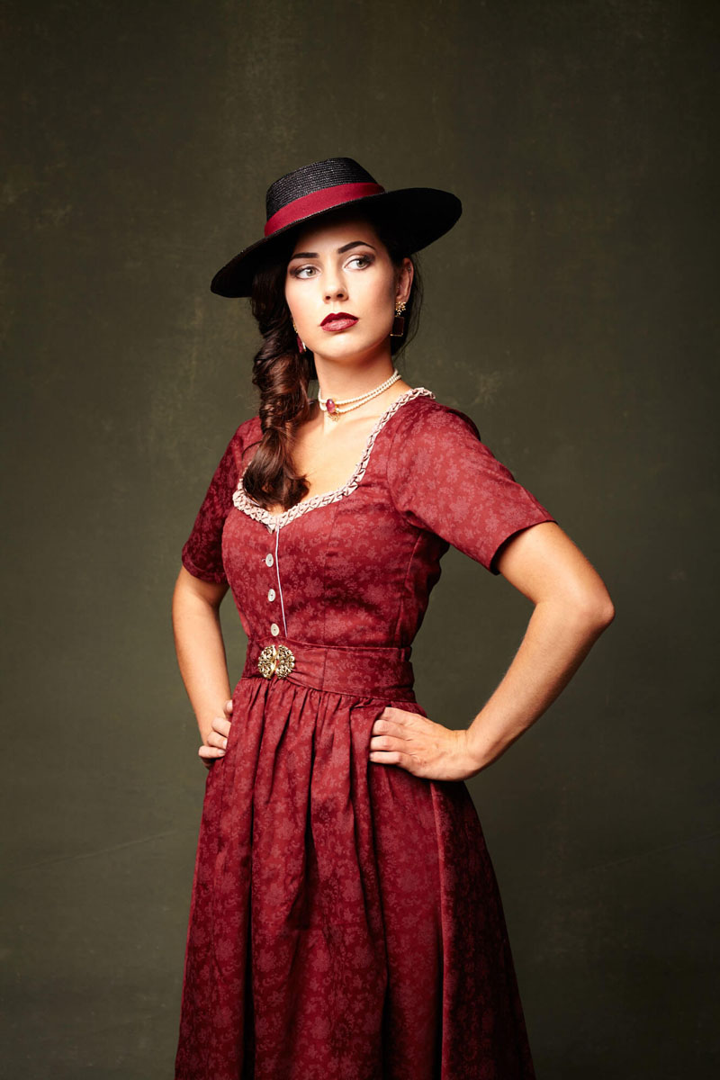 Elegante Dame in rotem Dirndl mit Perlenkette und traditionellem Schmuck - Traunstein Fotograf