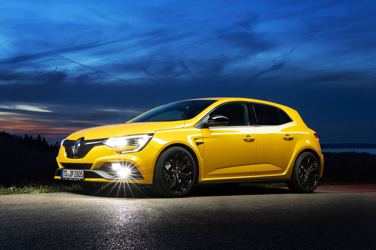 gelber Renault Megane RS bei Dämmerung