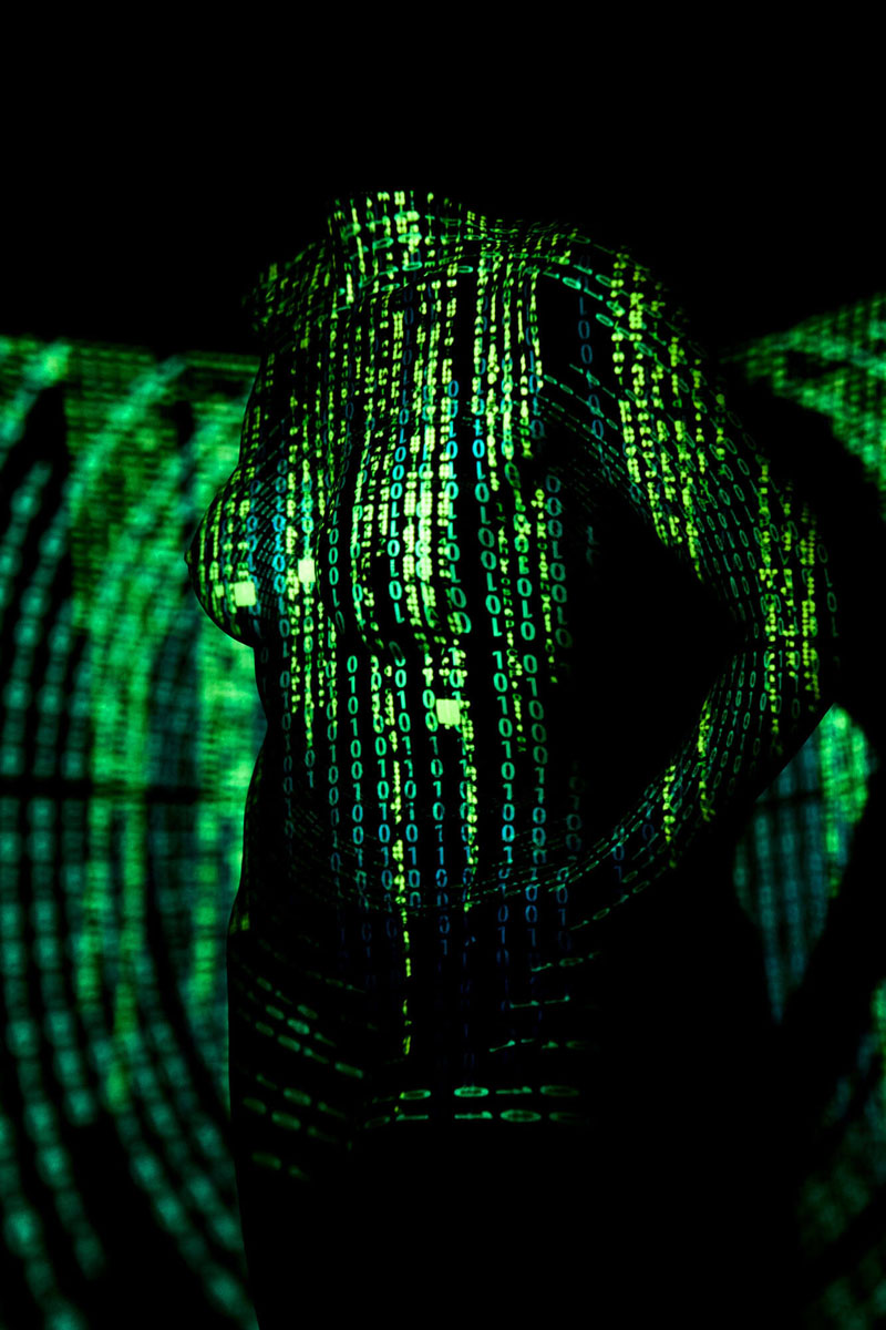 Matrix Code Projektion grün auf weibliche Silhouette Digitalkunst Fotografie Traunstein