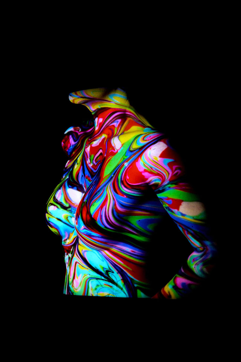 Kreative Porträtfotografie mit psychedelischer Farbprojektion auf weiblichen Oberkörper Traunstein