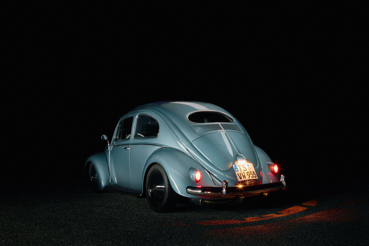 Automobilfotografie eines blauen VW Käfer von schräg hinten bei Nacht